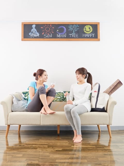 ヨガの書籍やDVDを見ながらの自習スペースに最適です！